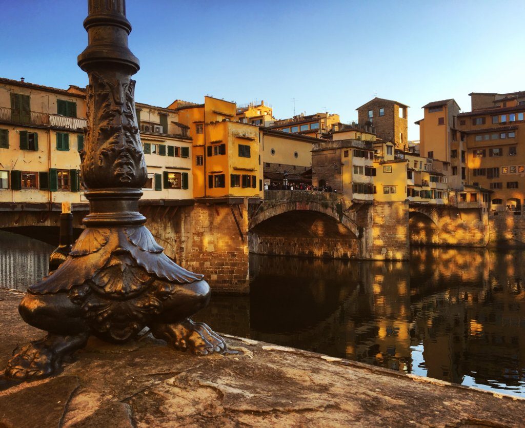 Šviesos atspindžiai Ponte Vecchio Florencijoje