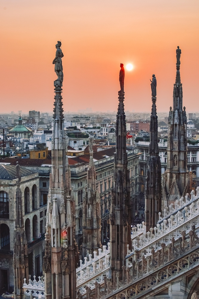 Solnedgång över Milano från taket på Duomo, Italien