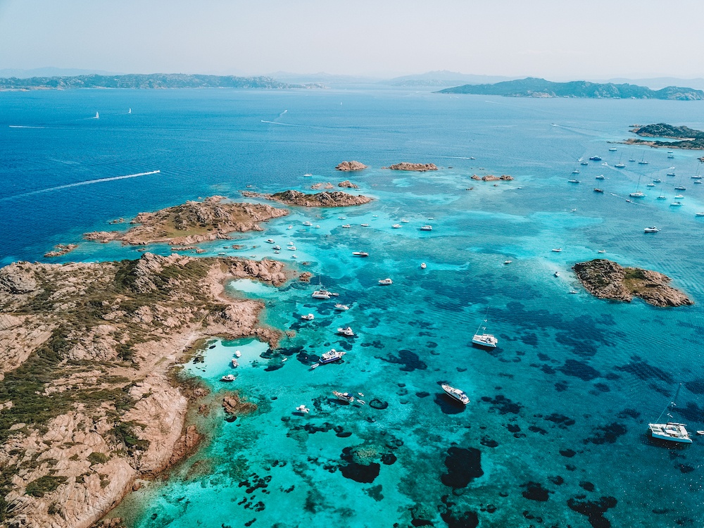  de naturliga poolerna i skärgården Maddalena, mellan öarna Budelli, Razzoli och Santa Maria