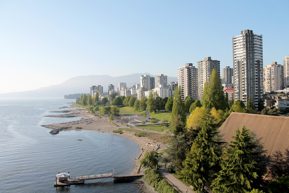 panorama miasta Vancouver i plaża - Zdjęcie Shaylen Anita na Scopio