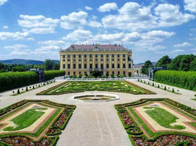Exploring Schönbrunn Palace in Vienna, Austria