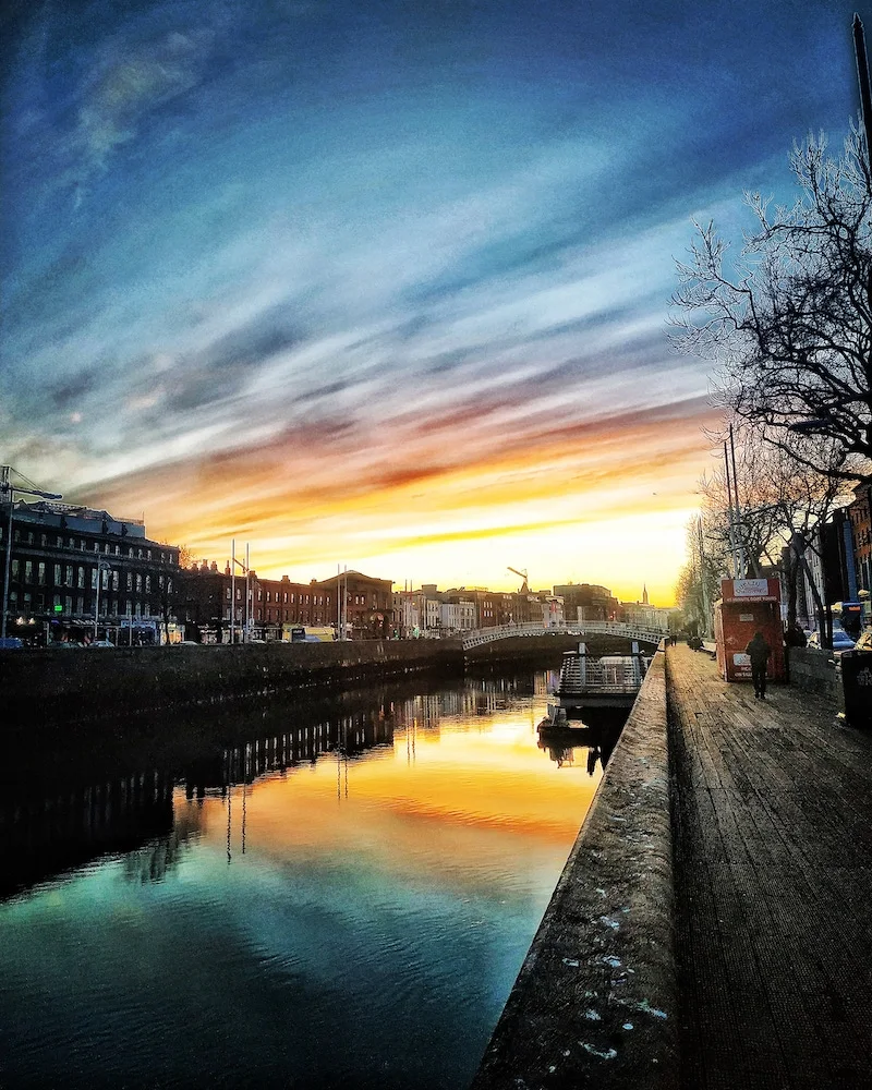 Sunset along the river in Dublin - Photo by Jemily Iniesta on Scopio