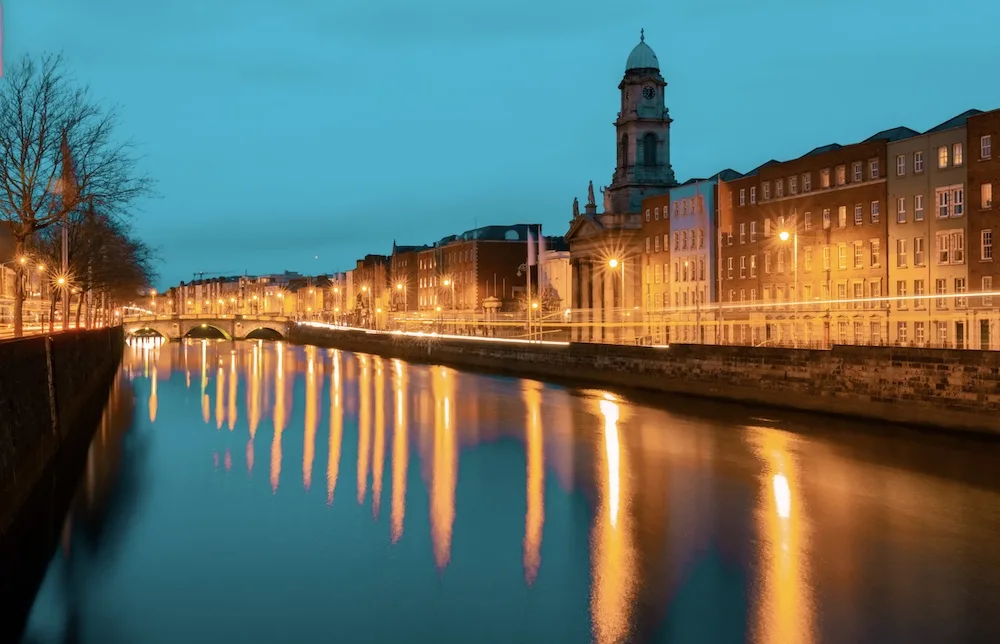 Wandering along River Liffey in Dublin at blue hour - Photo by Antonio Vetere on Scopio