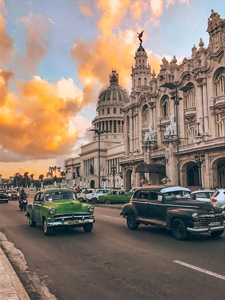 Auringonlasku Parque Centralissa, taustalla Havannan Capitolio