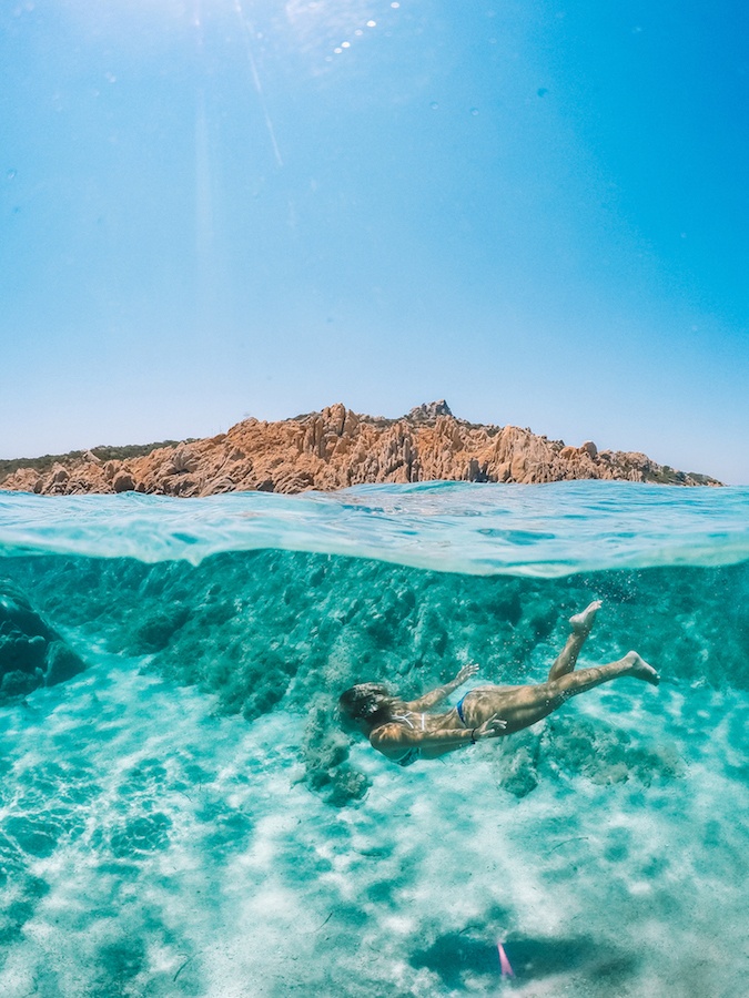  Una media foto subacuática tomada con una cúpula Telesin GoPro