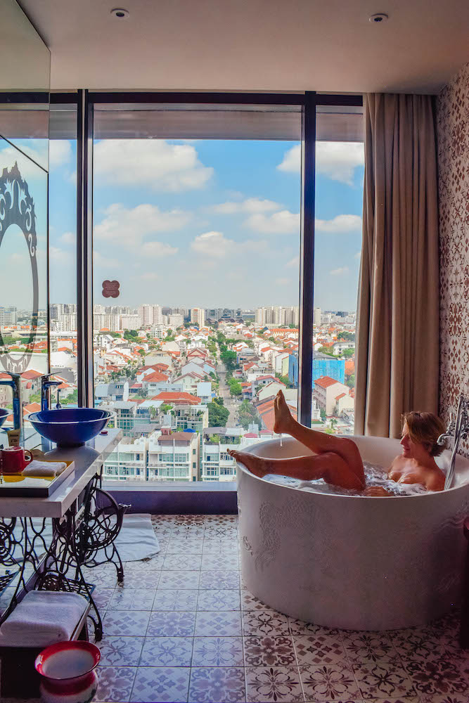 Bath tub with a view in the rooms of Hotel Indigo, Singapore