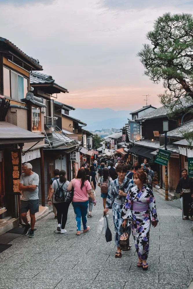 Wandering the cute streets of Gion neighbourhood in Kyoto