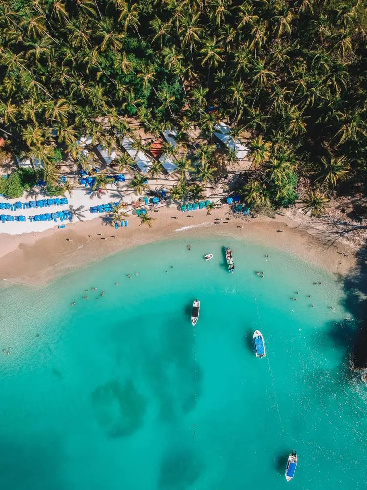 Photo prise par drone de haut en bas de la plage principale d'Isla Tortuga
