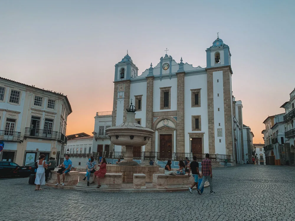 Praca do Giraldo, the main square in Evora, Portugal
