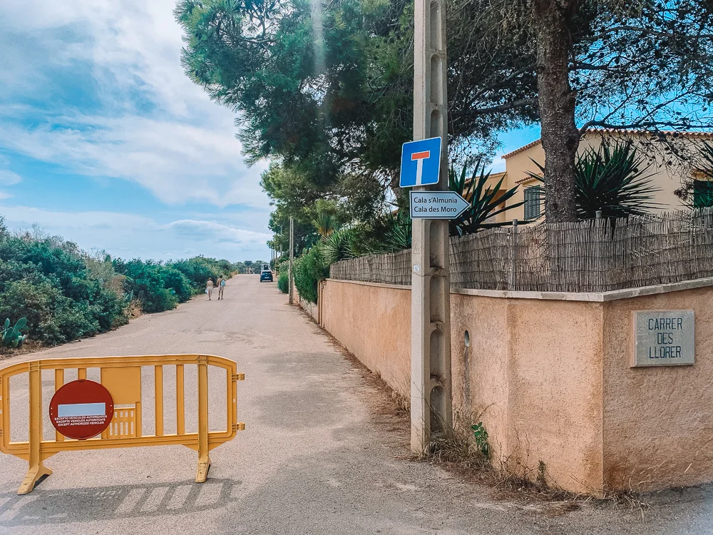 The intersection between Carrer des Castellet and Carrer des Llorer, go straight here!