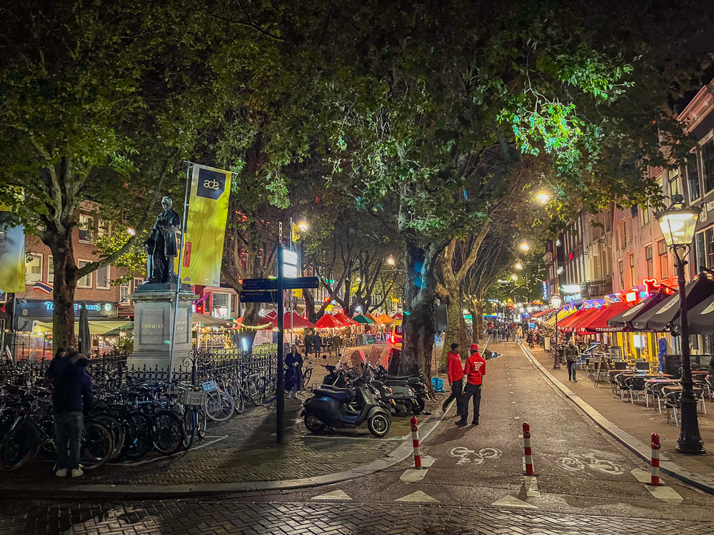 The buzzing nightlife of Rembrandtplein in Amsterdam