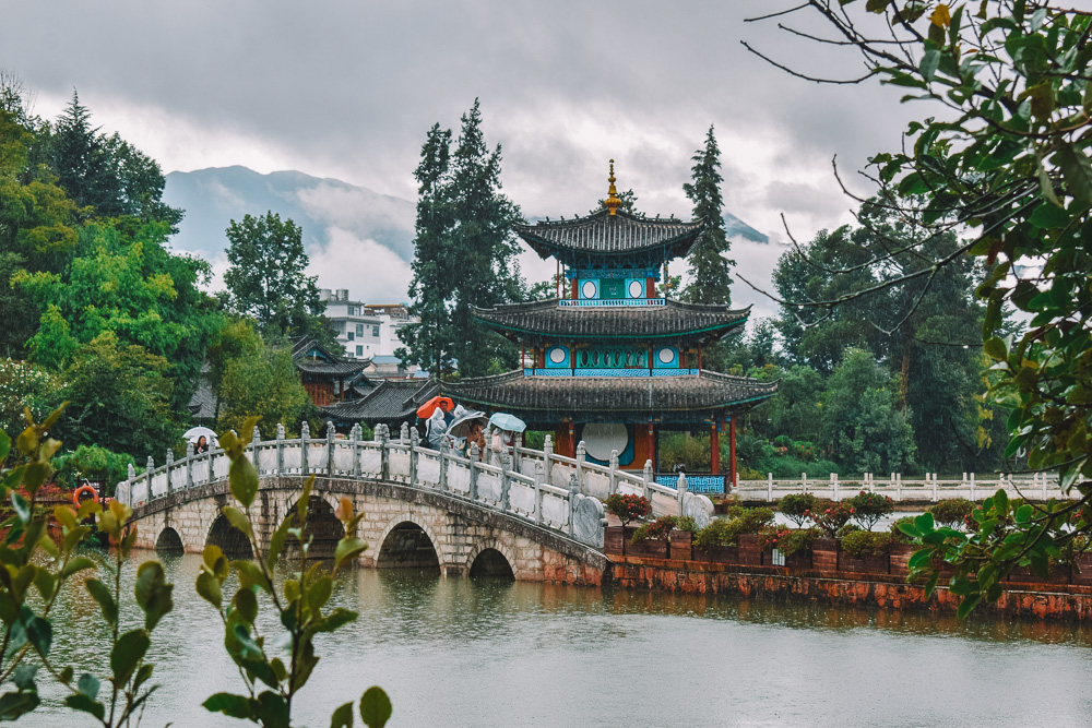 Walking around Black Dragon Pool in Lijiang, Yunnan, on a rainy day