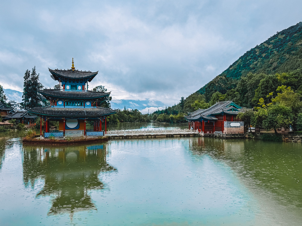 Walking around Black Dragon Pool in Lijiang, Yunnan, on a rainy day